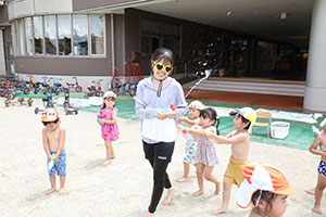 7月生まれのお誕生会　ー 水鉄砲 ー　年少組