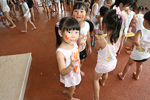 7月生まれのお誕生会　ーボディペインティングー　年長組