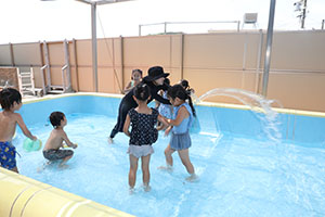 プール　気持ちよかったね　ばら・すみれ
