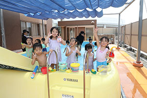 プール　気持ちよかったね　ばら・すみれ