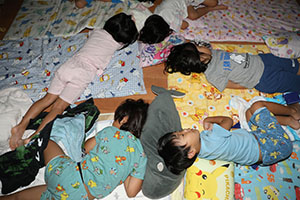 年長お泊り保育1. 　朝の寝顔　ー２日目－　 NO．1