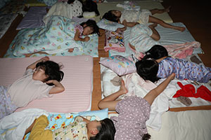 年長お泊り保育1. 　朝の寝顔　ー２日目－　 NO．1