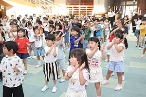 年長お泊り保育2.　パイナポー体操・アチャー　　ー２日目－
