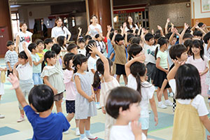 年長お泊り保育2.　パイナポー体操・アチャー　　ー２日目－