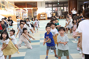 年長お泊り保育2.　パイナポー体操・アチャー　　ー２日目－