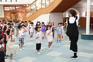 年長お泊り保育2.　パイナポー体操・アチャー　　ー２日目－