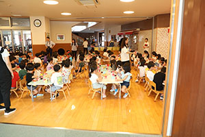 年長お泊り保育3.　みんなで朝ごはん　ー２日目－