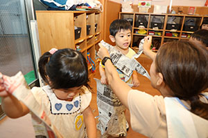 新聞紙あそび　あひる