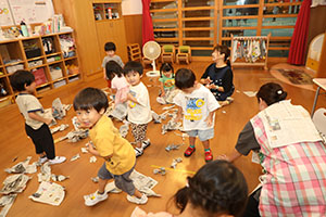 新聞紙あそび　あひる