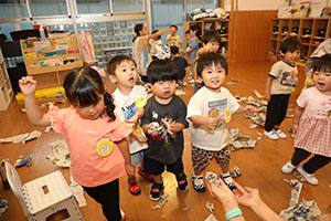 新聞紙あそび　あひる