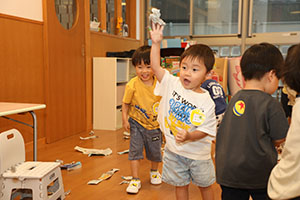 新聞紙あそび　あひる
