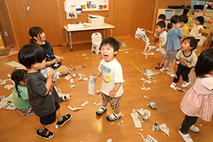 新聞紙あそび　あひる