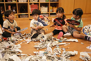 新聞紙あそび　あひる