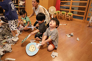 新聞紙あそび　あひる