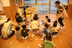 新聞紙あそび　あひる