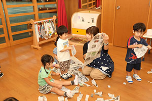 新聞紙あそび　あひる