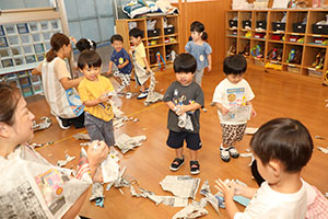新聞紙あそび　あひる