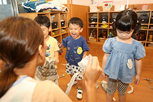 新聞紙あそび　あひる