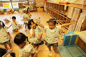 新聞紙が大変身！　ぱんだ