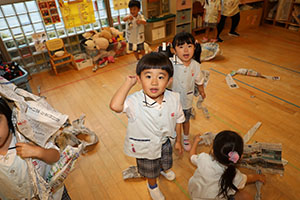 新聞紙が大変身！　ぱんだ