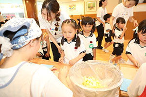 年長お泊り保育１・いってきます・野菜切り体験