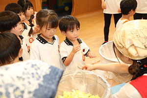 年長お泊り保育１・いってきます・野菜切り体験