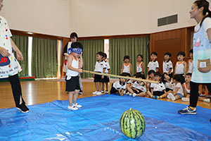 預かり保育の様子　スイカ割り楽しかったね