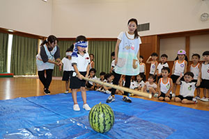 預かり保育の様子　スイカ割り楽しかったね
