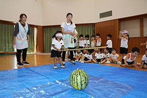 預かり保育の様子　スイカ割り楽しかったね