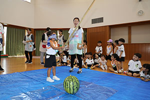 預かり保育の様子　スイカ割り楽しかったね