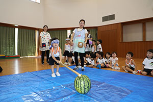 預かり保育の様子　スイカ割り楽しかったね
