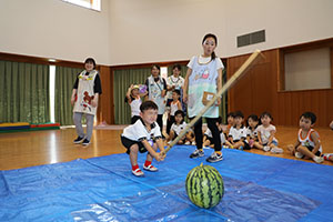 預かり保育の様子　スイカ割り楽しかったね