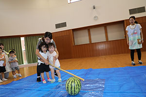 預かり保育の様子　スイカ割り楽しかったね