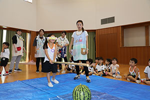 預かり保育の様子　スイカ割り楽しかったね