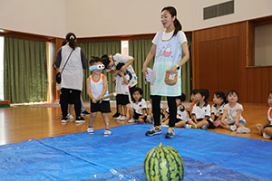 預かり保育の様子　スイカ割り楽しかったね