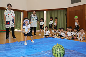 預かり保育の様子　スイカ割り楽しかったね