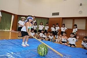 預かり保育の様子　スイカ割り楽しかったね