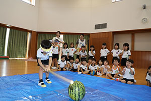 預かり保育の様子　スイカ割り楽しかったね