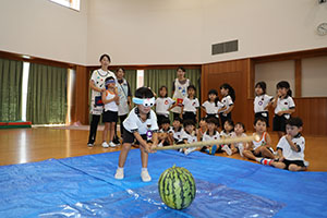 預かり保育の様子　スイカ割り楽しかったね