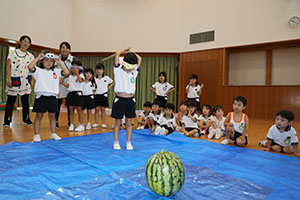 預かり保育の様子　スイカ割り楽しかったね