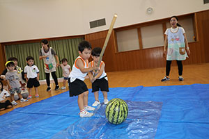 預かり保育の様子　スイカ割り楽しかったね