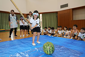 預かり保育の様子　スイカ割り楽しかったね