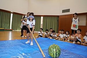 預かり保育の様子　スイカ割り楽しかったね