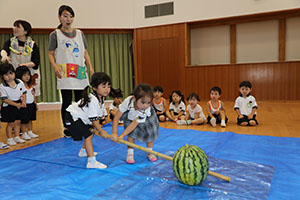 預かり保育の様子　スイカ割り楽しかったね