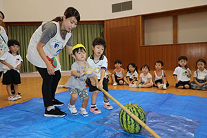 預かり保育の様子　スイカ割り楽しかったね