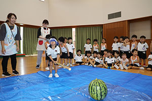 預かり保育の様子　スイカ割り楽しかったね