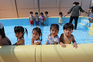 8月生まれのお誕生会　ー金魚すくいー　ひよこ・あひる・ぺんぎん