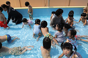 8月生まれのお誕生会　ー金魚すくいー　ひよこ・あひる・ぺんぎん