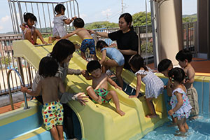 8月生まれのお誕生会　ー金魚すくいー　ひよこ・あひる・ぺんぎん
