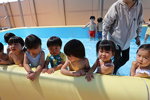 8月生まれのお誕生会　ー金魚すくいー　ひよこ・あひる・ぺんぎん